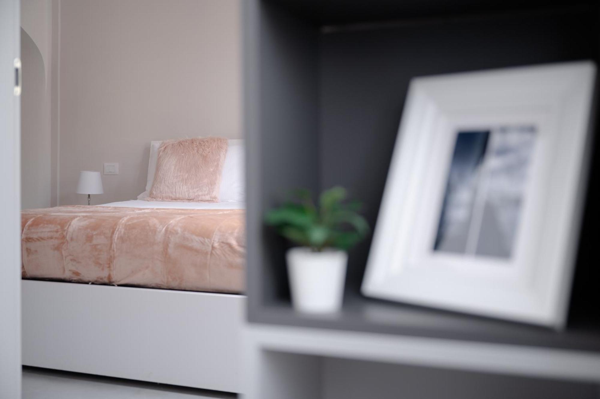 Florence Charming Apartments: Chic Renovated Stay Near Tram Leopolda Exterior photo
